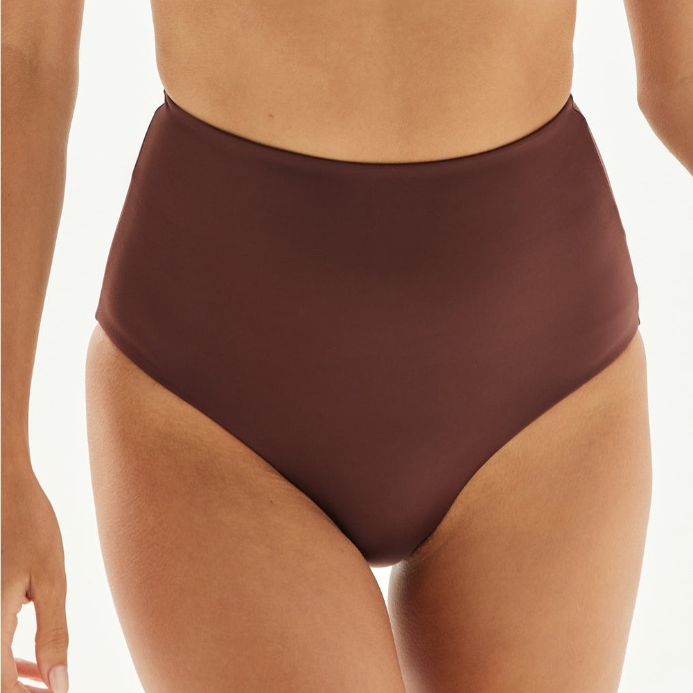 FORM AND FOLD The Rise Syrup Sheen Bottom